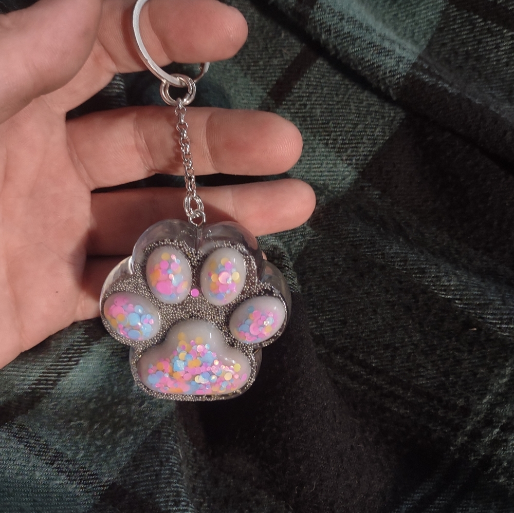 Resin 3D kitty paw keychain